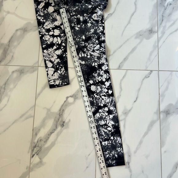 Lululemon Wunder Under Pant Hi-Rise Shibori Tie Dye White & Black Leggings 6 - Picture 11 of 14
